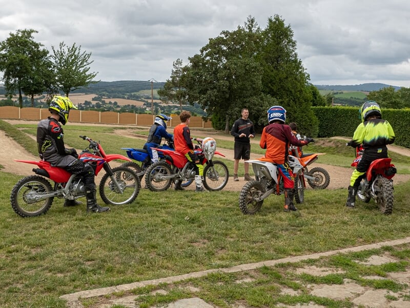 Groupe d'adolescent assistant à un cours de moto-cross