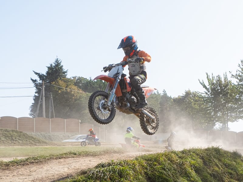 Enfant réalisant un saut en moto-cross