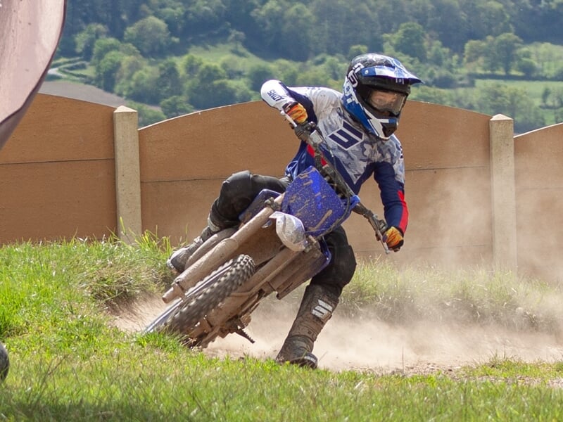Enfant pratiquant la moto-cross