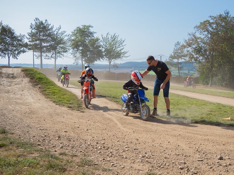 Groupe d'enfant pratiquant la moto-cross