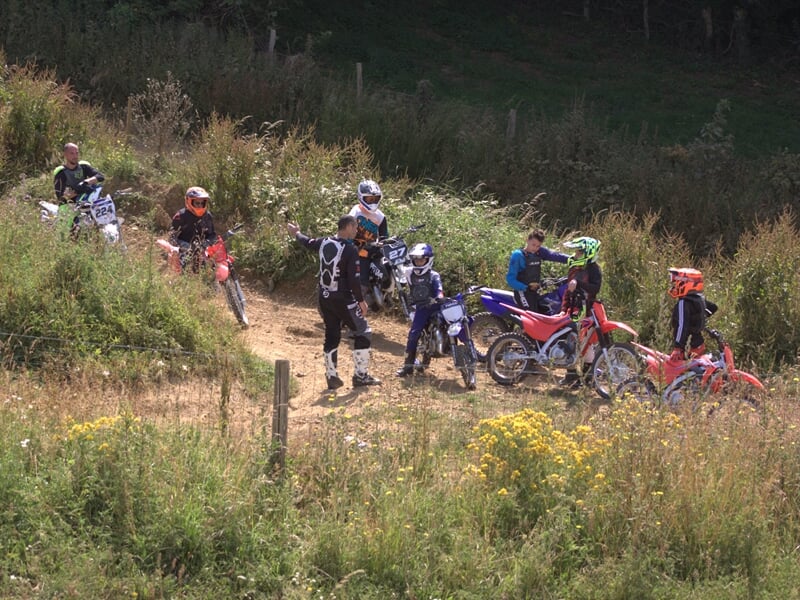 Groupe de personnes en motocross dans la campagne