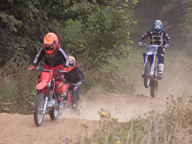 Groupe d'adolescents en motocross