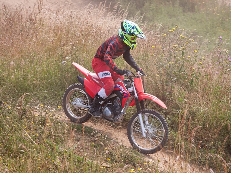 Adolescent en descente sur motocross