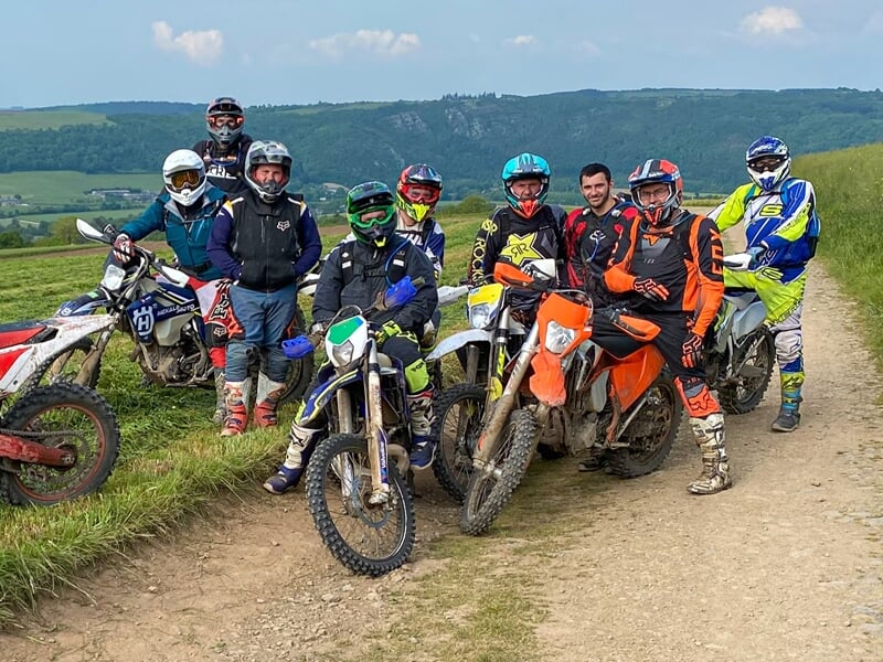 Groupe d'adultes en moto-cross
