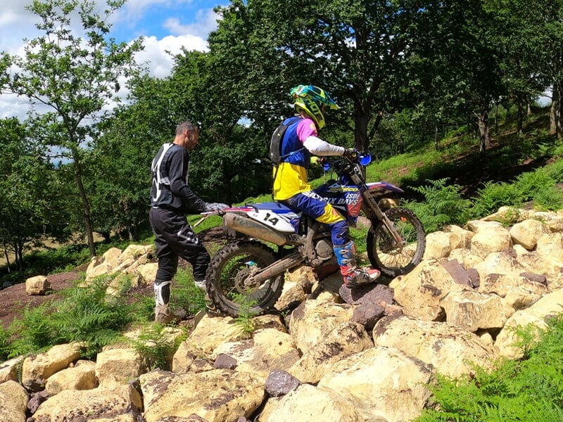 Personne franchissant des obstacles en moto cross