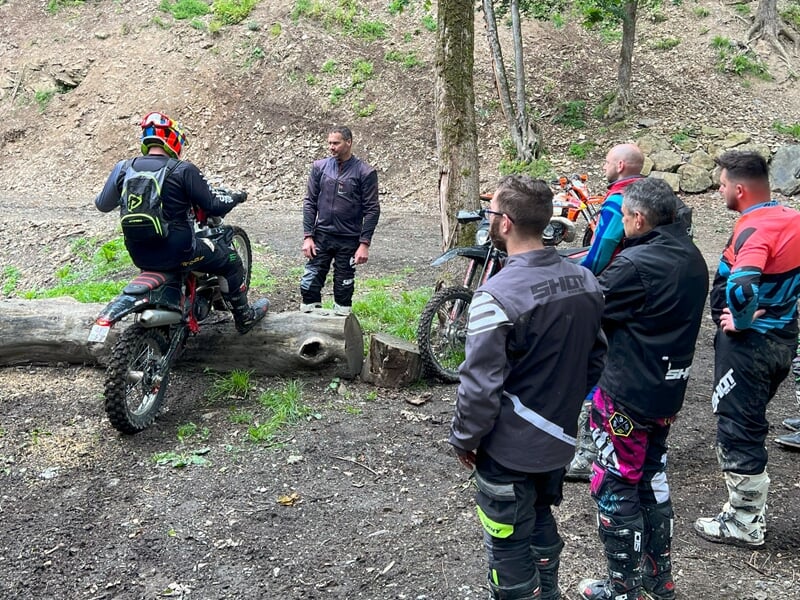 Personne franchissant un tron d'arbre en moto cross