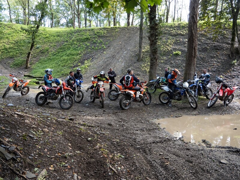 Groupe de personnes sur chemin de forêt en moto cross