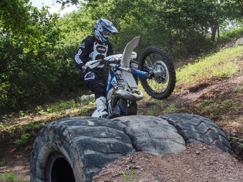 Personne franchissant un obstacle en motocross