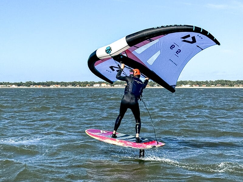Un surfeur vole sur l'océan en wingfoil, un nouveau sport de glisse