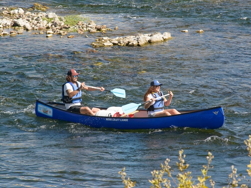 Deux personnes pratiquand le canoë-kayak