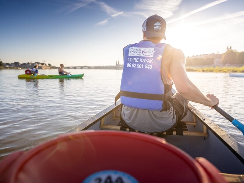 Une personne de dos sur canoë et un autre kayak en fond