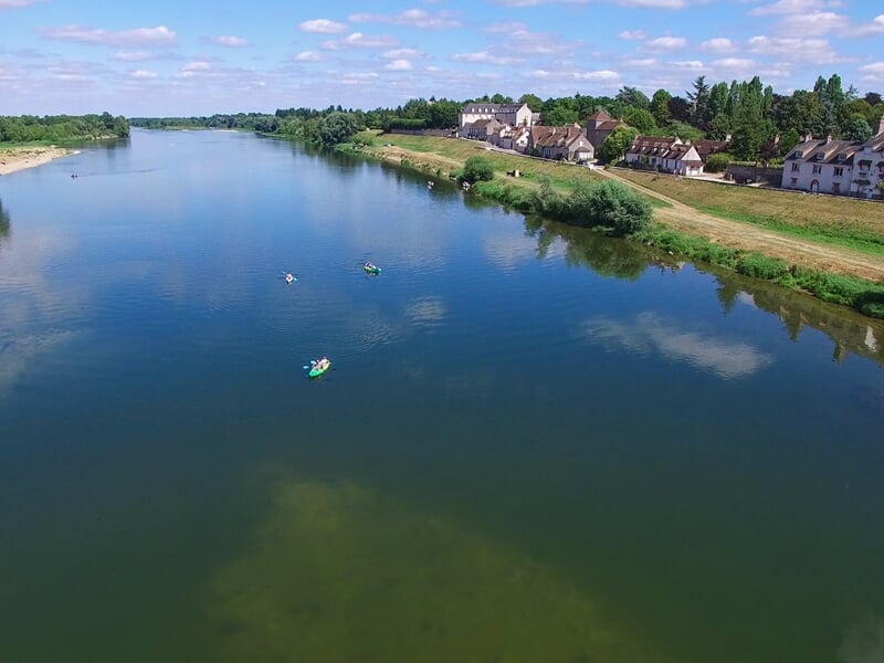 Photo aérienne de la loire avec des canoës