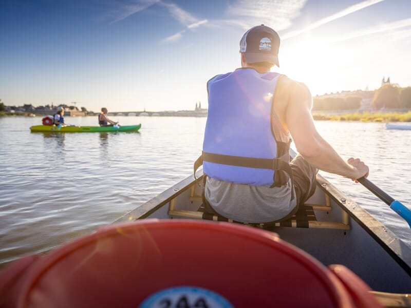 Une personne de dos sur canoë et un autre kayak en fond