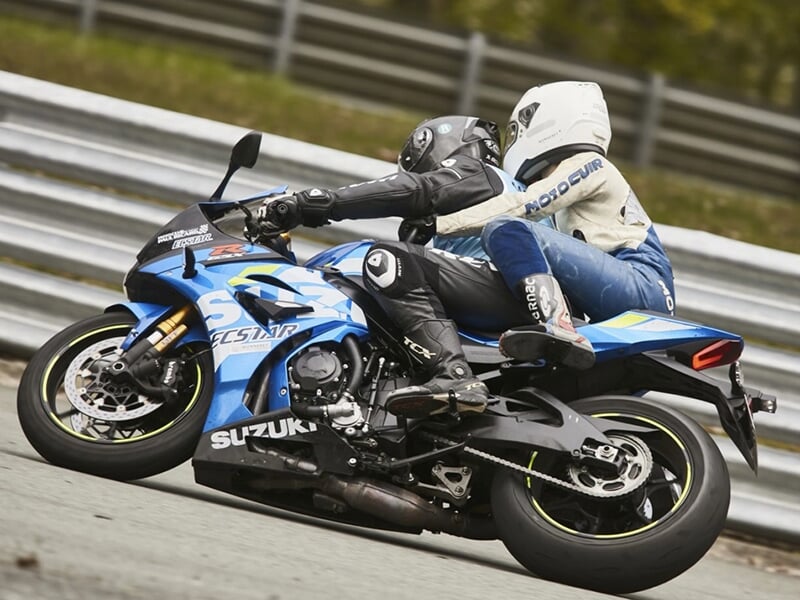 Moto de sport bleue