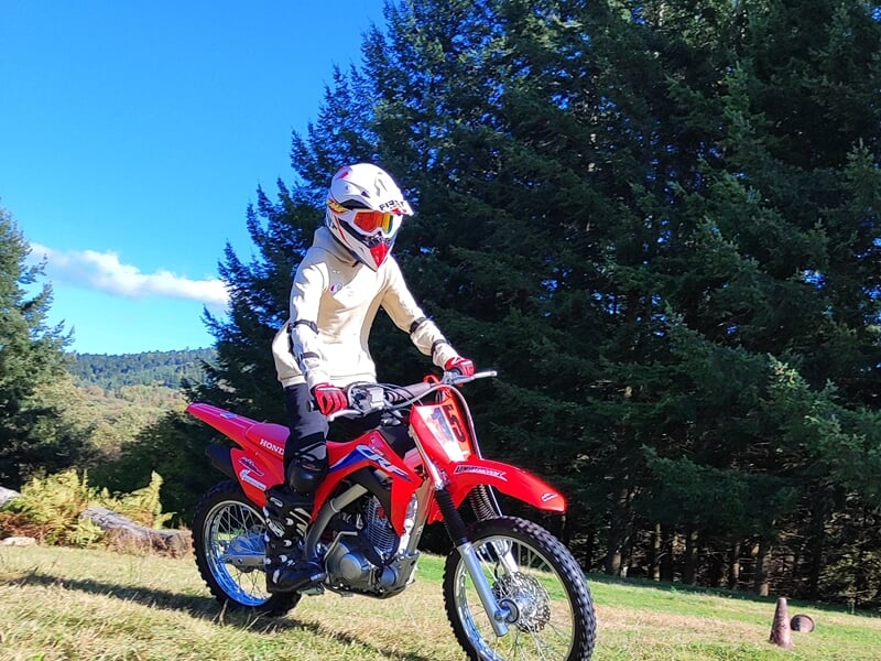 Enfant sur une moto-cross dans la campagne