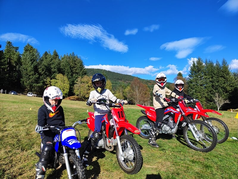 Groupe de 4 enfants en moto-cross