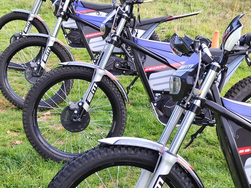 Vue sur plusiuers moto cross