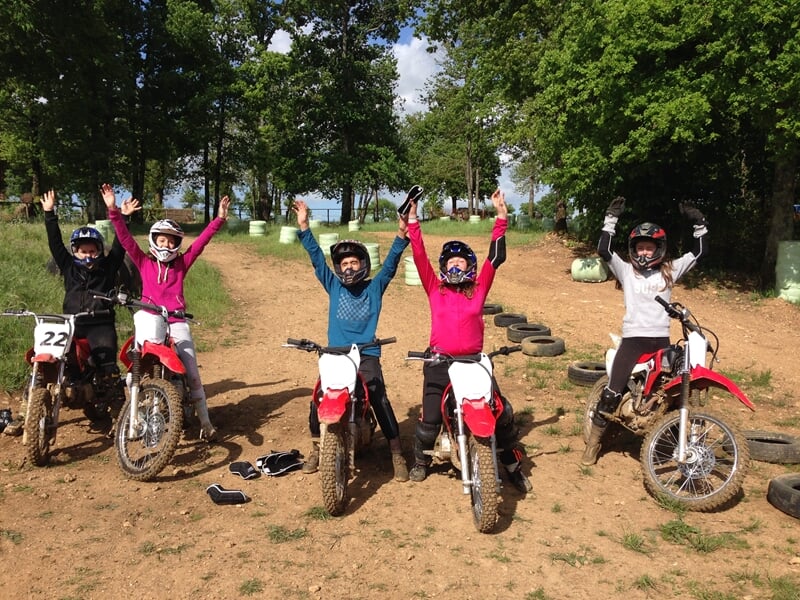 Groupe d'enfant lors d'un cours de moto-cross