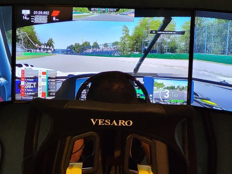 Vue écran d'un simulateur de conduite automobile