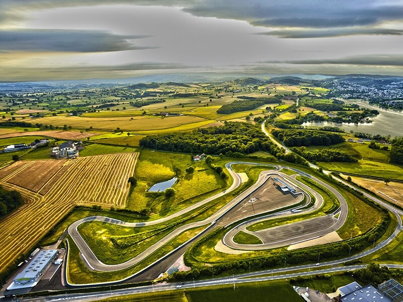 Vue aérienne d'un circuit automobile dans un paysage champêtre