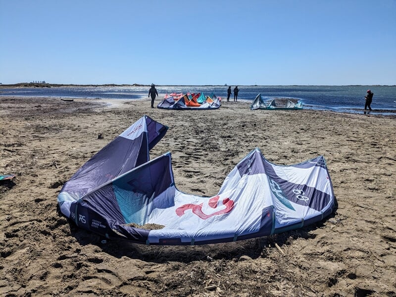 Voile de kitesurf sur la plage