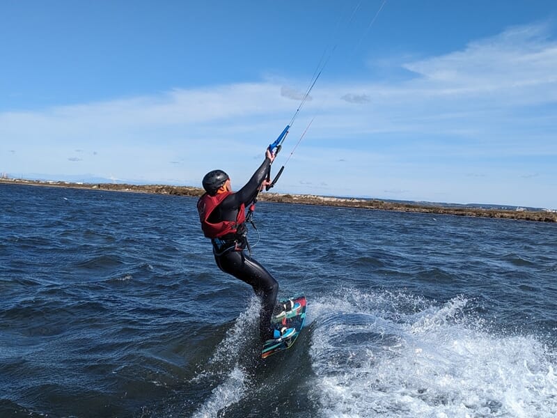 Homme pratiquant le kitsurf en mer