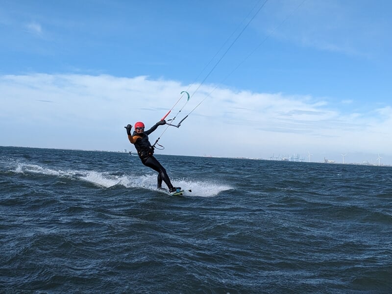 Homme pratiquant le kitsurf en mer