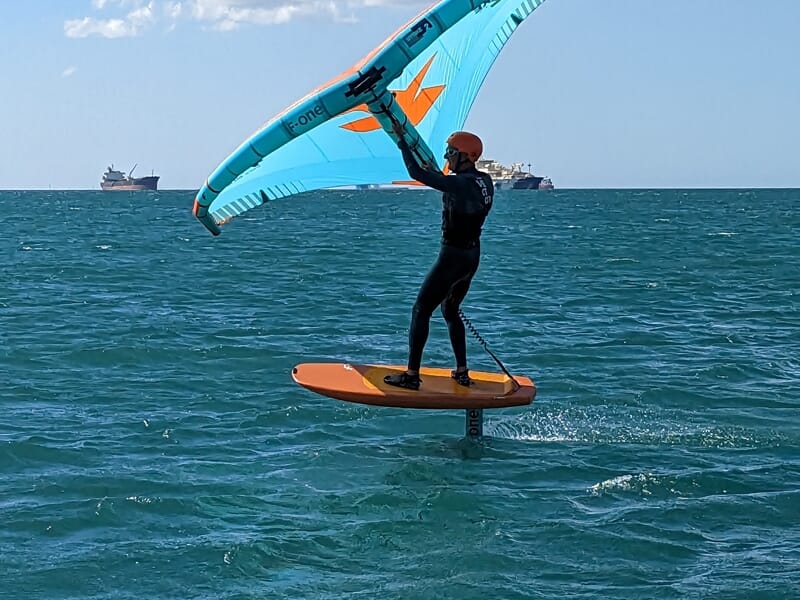 Personne pratiquant le wingfoil sur la mer