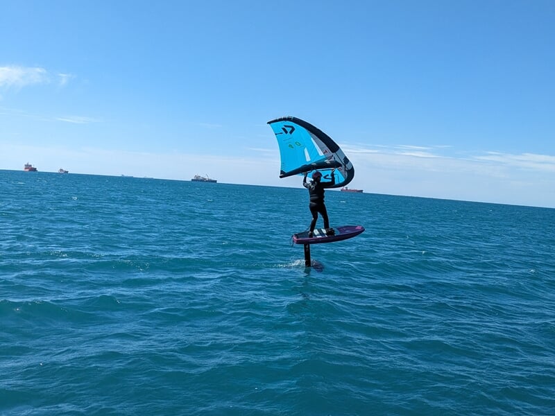 Personne pratiquant le wingfoil sur la mer