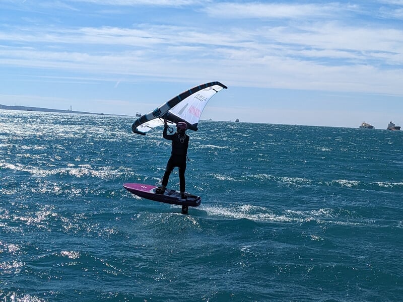 Personne pratiquant le wingfoil sur la mer