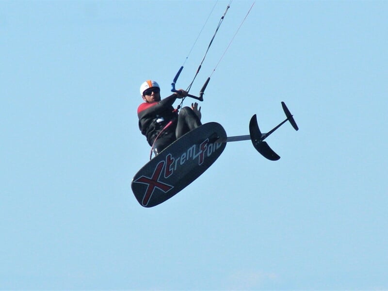 Personne pratiquant le kitefoil en mer