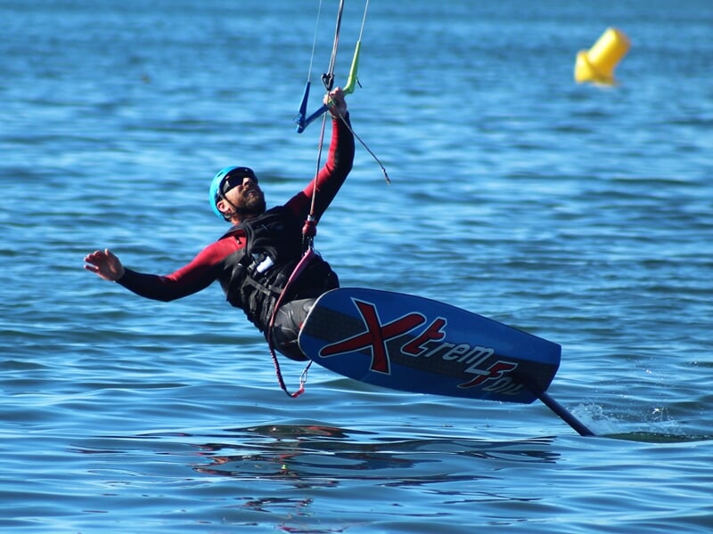Personne pratiquant le kitefoil en mer