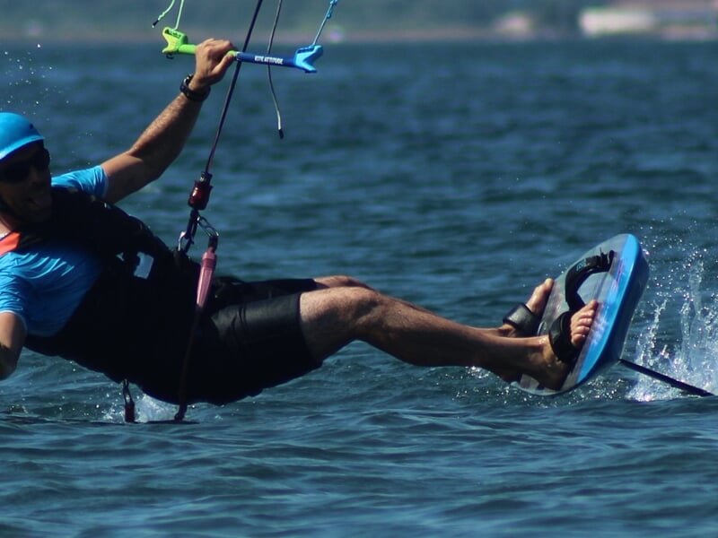 Personne pratiquant le kitefoil en mer