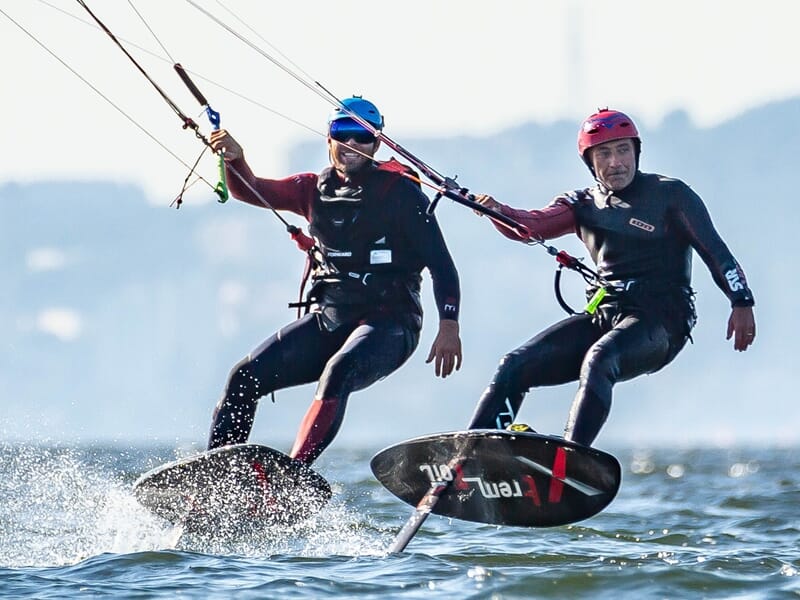 Deux personnes pratiquant le kitefoil