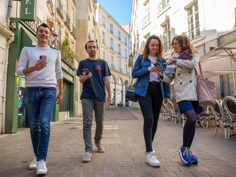 Quatre personnes effectuant un escape game outdoor à Nantes