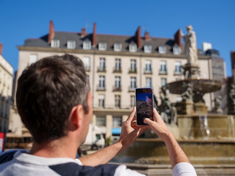 Touriste prenant une photo à Nantes