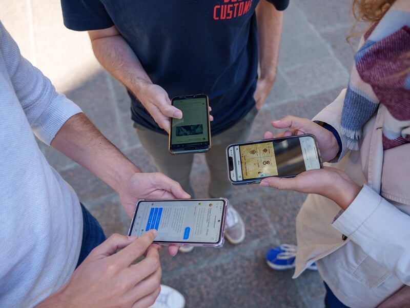 Trois personnes effectuant un escape game outdoor à Nantes