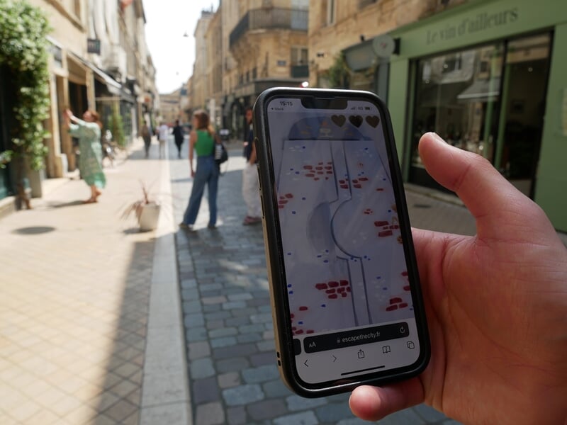 Vue smartphone lors d'un escape game outdoor