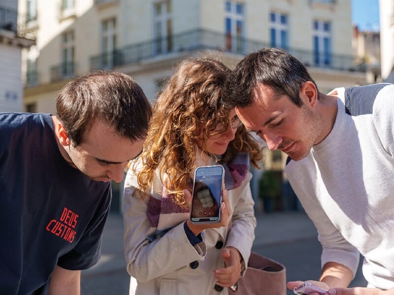 Trois personnes faisant un escape game à Toulouse