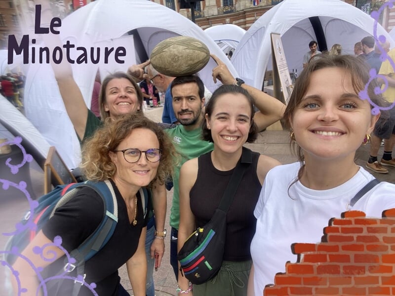 Groupe de personnes terminant un escape game à Toulouse