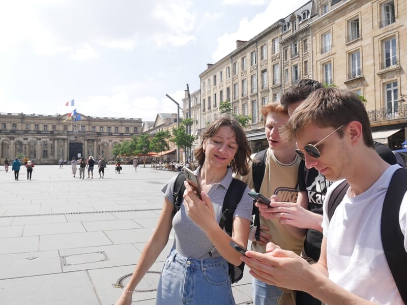 Groupe faisant un escape game outdoor à Bordeaux