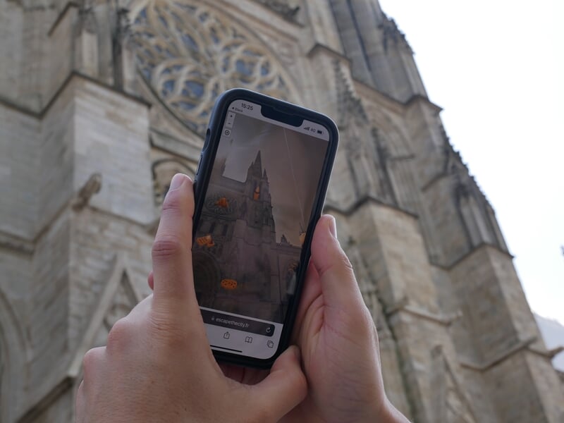 Personne utilisant son smartphone lors d'un escape game à Bordeaux