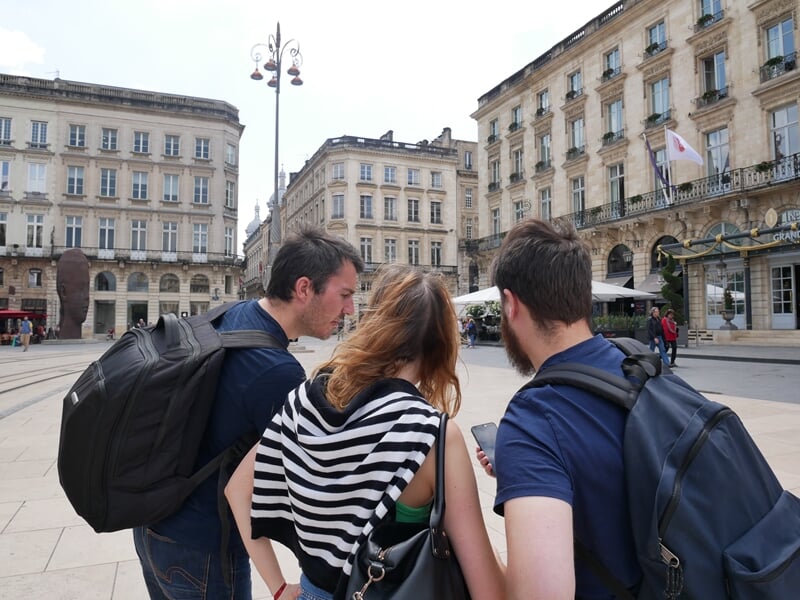 Trois personnes faisant un escape game dans Bordeaux