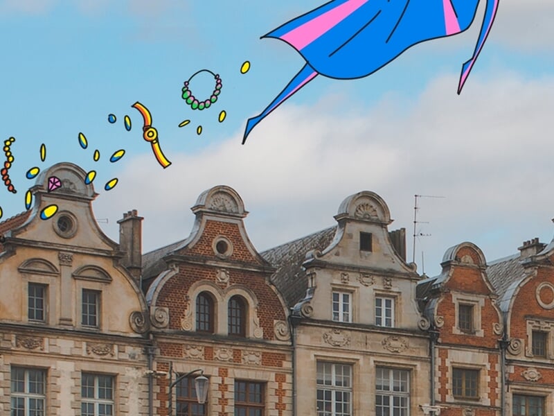 Façades historiques en briques et pierres d'une place typique du nord de la France, survolées par une illustration colorée représentant une silhouette en mouvement et des bijoux dispersés. Ambiance ur