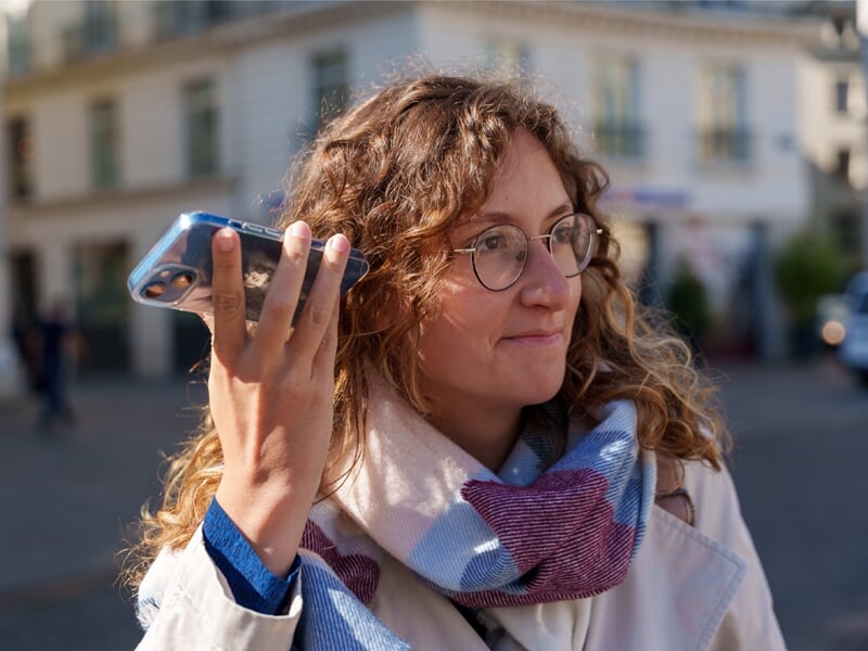 Femme écoutant un audio durant un escape game outdoor à Rennes