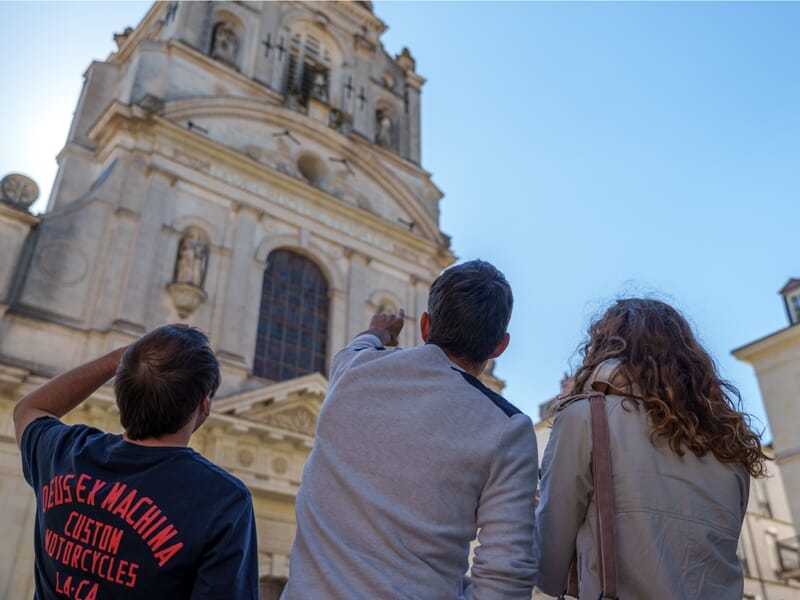 Groupe de trois personnes en plein escape game outdoor à Rennes