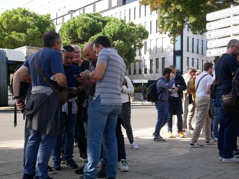 Groupe de personne sur smartphone durant un escape game outdoor