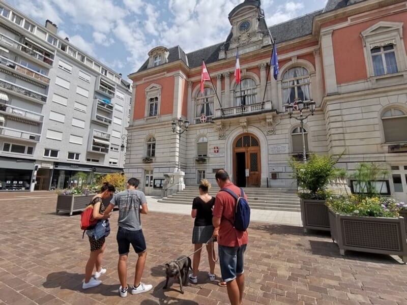 Groupe de personne faisant un escape game outdoor dans la ville de Chambéry