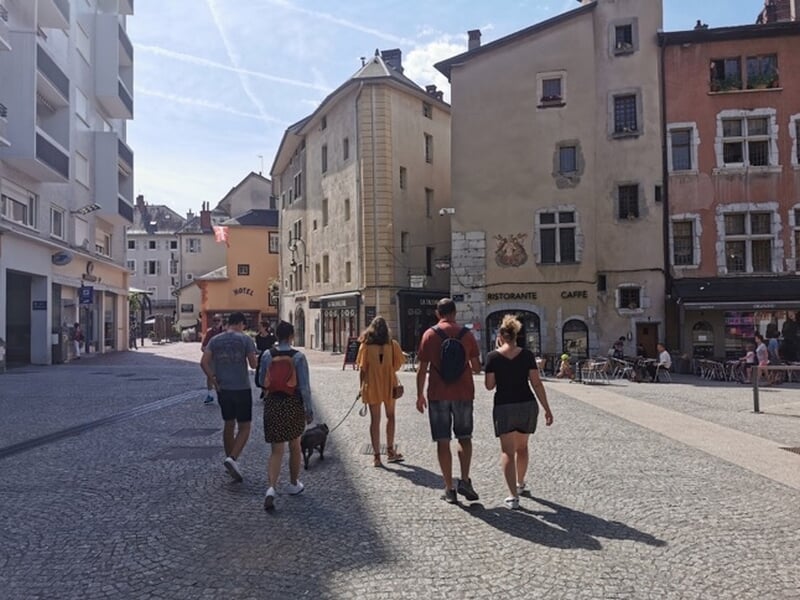Groupe de personne faisant un escape game outdoor dans la ville de Chambéry