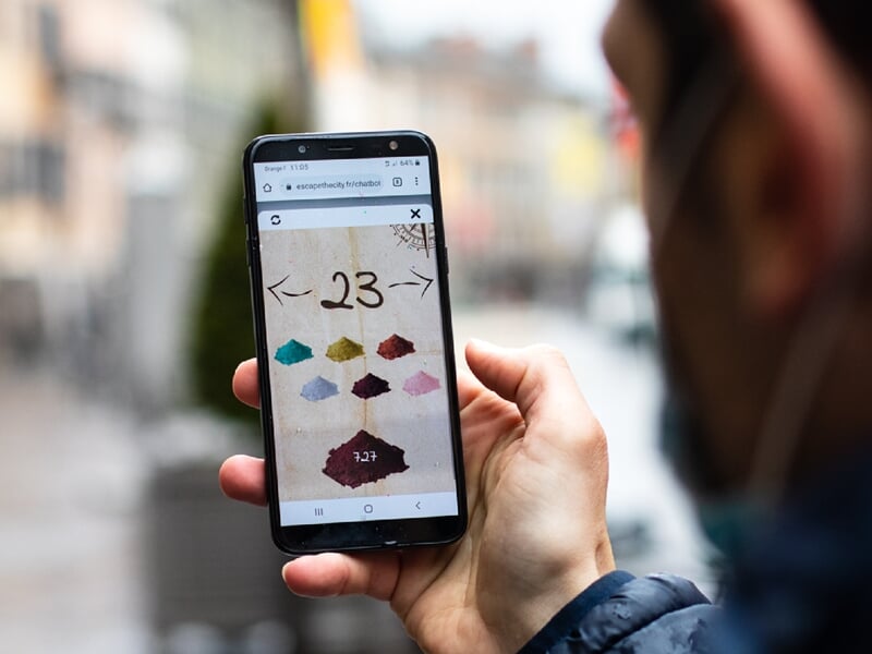 Personne effectuant un escape game sur son smartphone